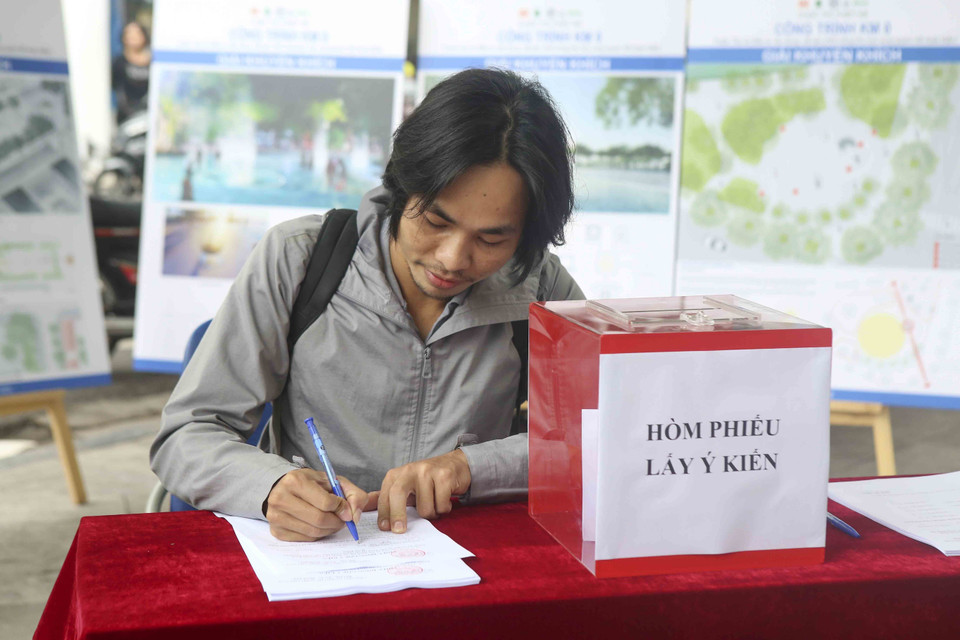 Người dân ghi lại ý kiến tại triển lãm. (Ảnh: Tuấn Đức/TTXVN)