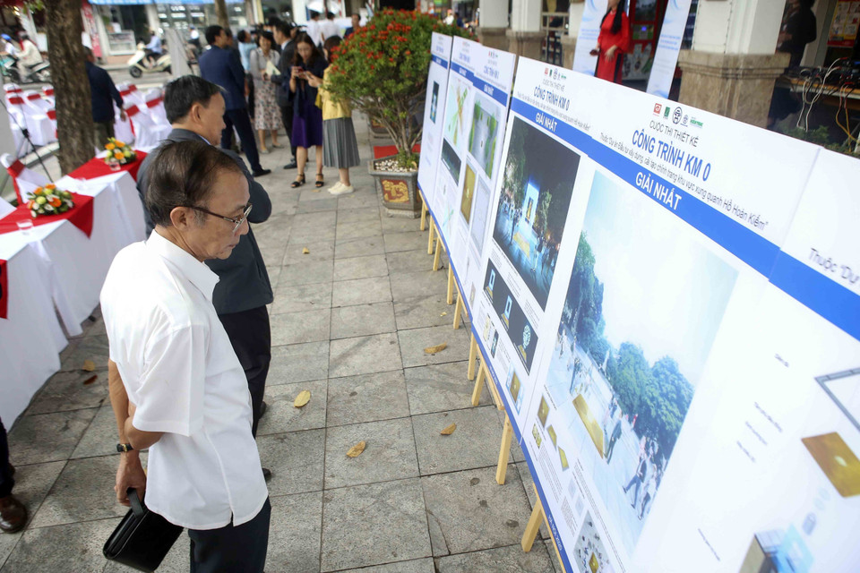Người dân tham quan triển lãm. (Ảnh: Tuấn Đức/TTXVN)