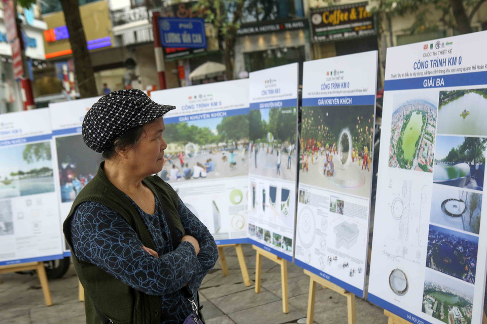 Người dân tham quan triển lãm. (Ảnh: Tuấn Đức/TTXVN)