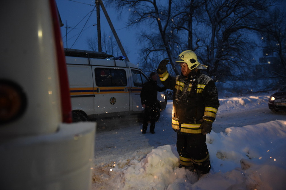 Lực lượng cứu hộ tại hiện trường vụ rơi máy bay ở ngoại ô Moskva ngày 11/2. (Nguồn: THX/ TTXVN)