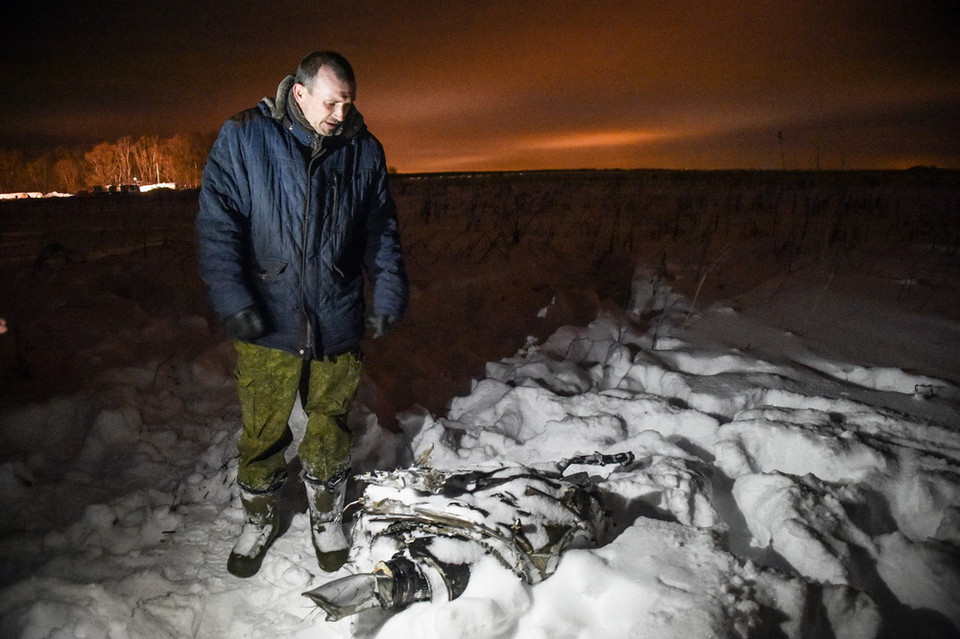 Lực lượng cứu hộ tại hiện trường vụ rơi máy bay ở ngoại ô Moskva ngày 11/2. (Nguồn: AFP/ TTXVN)