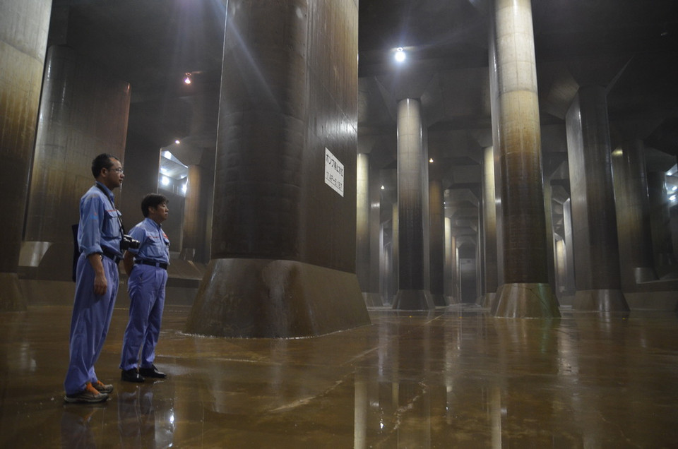 Nhân viên đi thị sát tại bể điều hòa lượng nước. (Ảnh: Nguyễn Tuyến-Thành Hữu/Vietnam+)