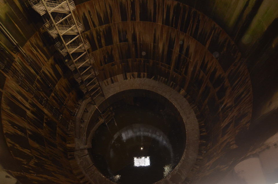 Giếng nước số 1 có độ sâu 70m và đường kính 30m, thông với bể điều hòa lượng nước. (Ảnh: Nguyễn Tuyến-Thành Hữu/Vietnam+)