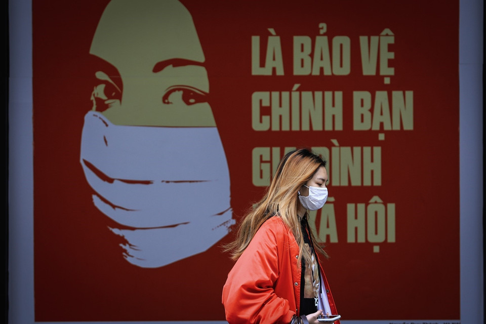 Bộ Y tế khuyến cáo người dân, kể cả những người đã tiêm vaccine, tiếp tục thực hiện thông điệp 5K, đặc biệt là đeo khẩu trang, giữ khoảng cách, hạn chế tiếp xúc. (Ảnh: Thành Đạt/TTXVN)