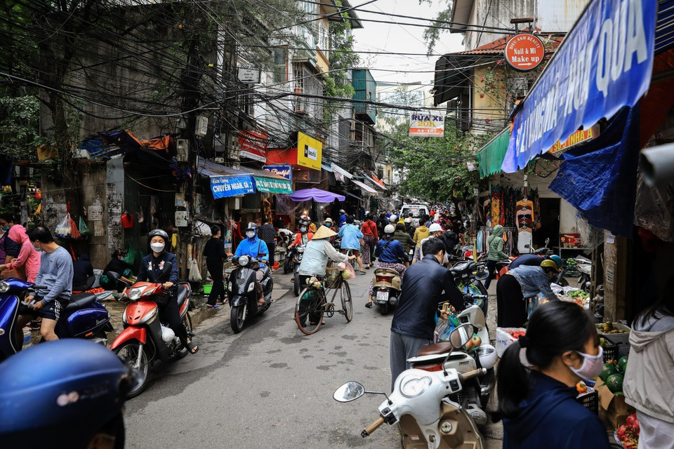 Tại các chợ cóc, chợ tạm là nơi tập trung rất đông người, người dân cần nâng cao ý thức tuân thủ 5K. (Ảnh: Tuấn Anh/TTXVN)