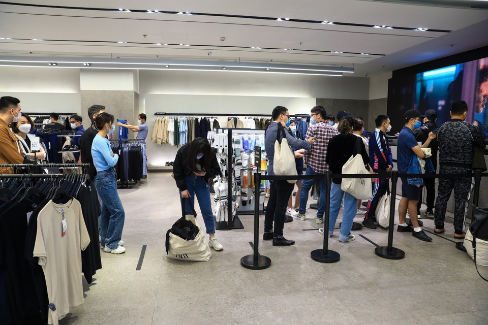 Tại các siêu thị, trung tâm thương mại lớn đã được mở cửa trở lại là nơi tập trung đông người, người dân cần tuân thủ nghiêm ngặt việc thực hiện 5K. (Ảnh: Tuấn Anh/TTXVN)