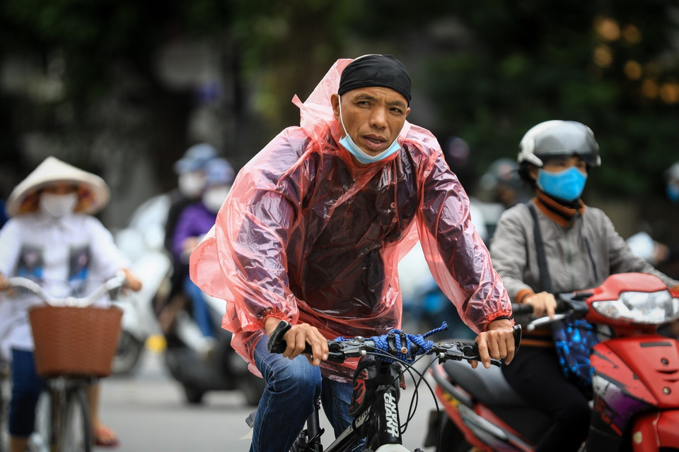 Một số người chủ quan bỏ khẩu trang khi đạp xe, tập thể dục. (Ảnh: Thành Đạt/TTXVN)