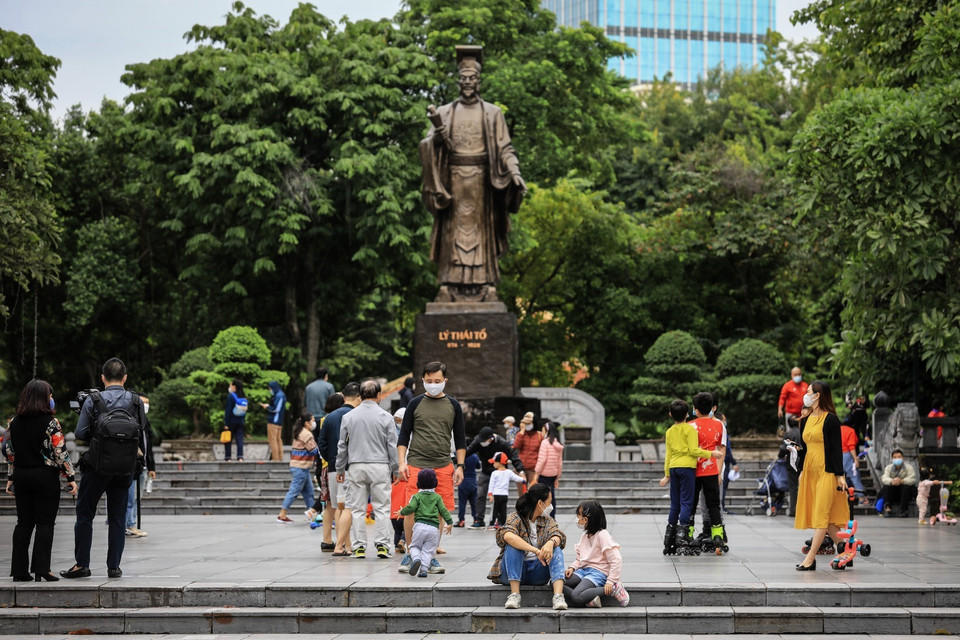 Tại các điểm vui chơi công cộng mặc dù đã nới lỏng giãn cách nhưng người dân vẫn cần nâng cao ý thức tuân thủ 5K phòng chống dịch. (Ảnh: Thành Đạt/TTXVN)