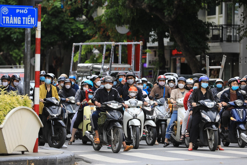 Theo ghi nhận của phóng viên, những người tham gia giao thông dừng đèn đỏ đều tuân thủ đeo khẩu trang phòng chống dịch vừa là bảo vệ sức khỏe, tránh ô nhiễm cho bản thân. (Ảnh: Thành Đạt/TTXVN)