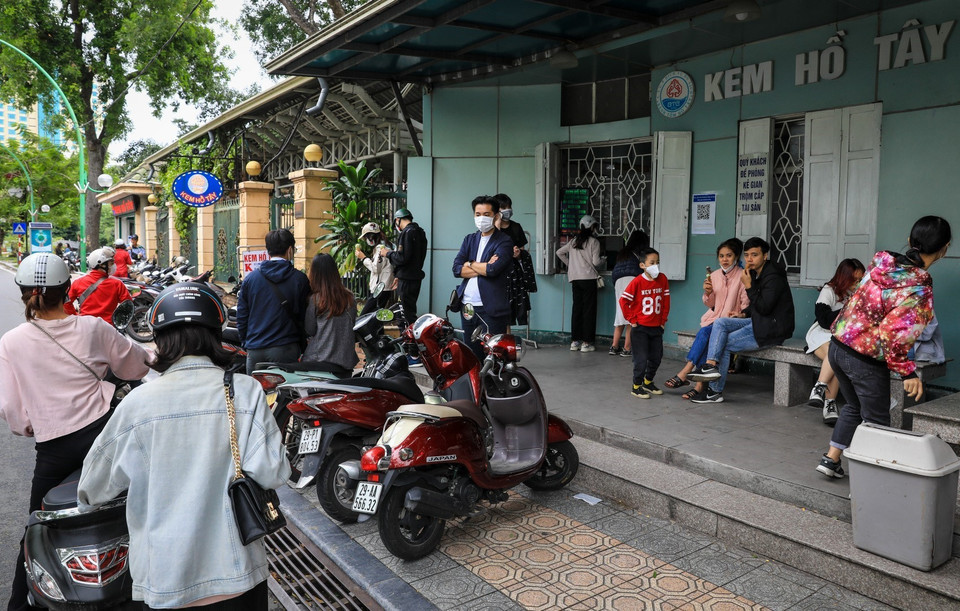Tại các điểm vui chơi, ăn uống người dân không nên tụ tập quá đông đảm bảo tuân thủ 5K. (Ảnh: Thành Đạt/TTXVN)