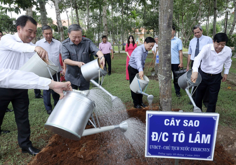 Chủ tịch nước Tô Lâm trồng cây tại Khu lưu niệm Chủ tịch Hội đồng Bộ trưởng Phạm Hùng. (Ảnh: Nhan Sáng/TTXVN)