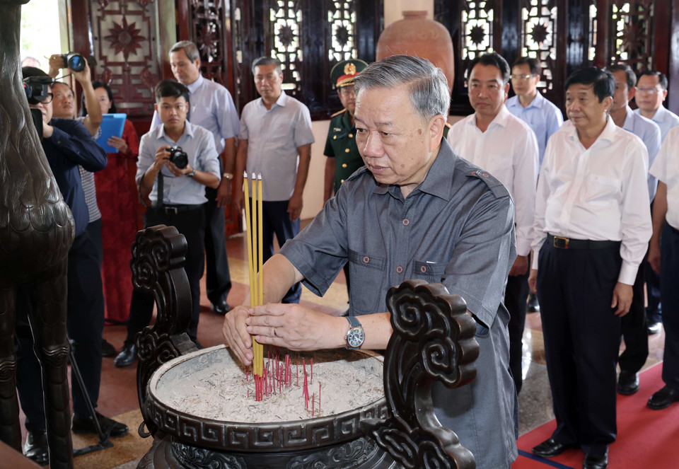 Chủ tịch nước Tô Lâm dâng hương tưởng nhớ Chủ tịch Hội đồng Bộ trưởng Phạm Hùng. (Ảnh: Nhan Sáng/TTXVN)