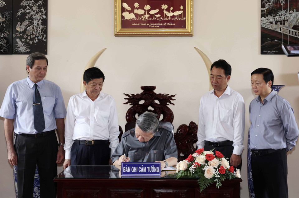 Chủ tịch nước Tô Lâm viết lưu bút tại Khu lưu niệm Chủ tịch Hội đồng Bộ trưởng Phạm Hùng. (Ảnh: Nhan Sáng/TTXVN)