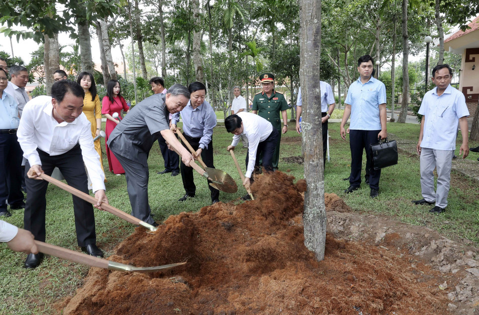 Chủ tịch nước Tô Lâm trồng cây tại Khu lưu niệm Chủ tịch Hội đồng Bộ trưởng Phạm Hùng. (Ảnh: Nhan Sáng/TTXVN)