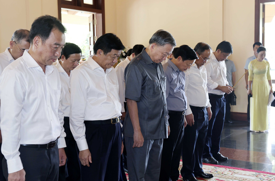 Chủ tịch nước Tô Lâm và các thành viên trong đoàn tưởng nhớ Thủ tướng Võ Văn Kiệt. (Ảnh: Nhan Sáng/TTXVN)