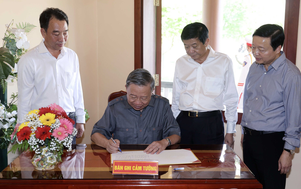 Chủ tịch nước Tô Lâm viết lưu bút tại Khu tưởng niệm Thủ tướng Võ Văn Kiệt. (Ảnh: Nhan Sáng/TTXVN)