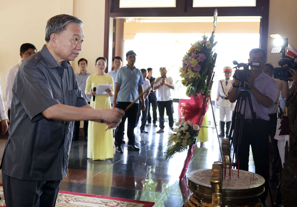 Chủ tịch nước Tô Lâm dâng hương tưởng nhớ Thủ tướng Võ Văn Kiệt. (Ảnh: Nhan Sáng/TTXVN)