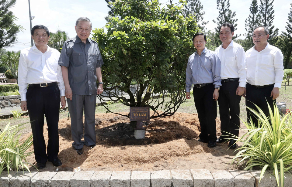 Chủ tịch nước Tô Lâm trồng cây tại Khu tưởng niệm Thủ tướng Võ Văn Kiệt. (Ảnh: Nhan Sáng/TTXVN)