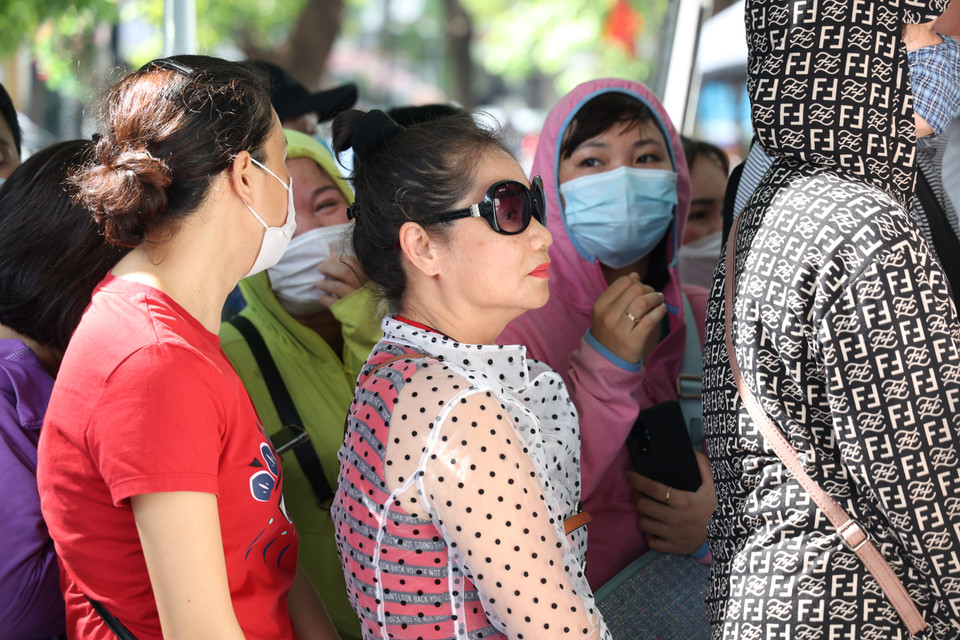 Bà N.T.T (quận Hai Bà Trưng) cho biết bà đã đến xếp hàng từ 2 giờ kém nhưng sau 1 giờ đồng hồ vẫn chưa đến lượt. (Ảnh: PV/Vietnam+)