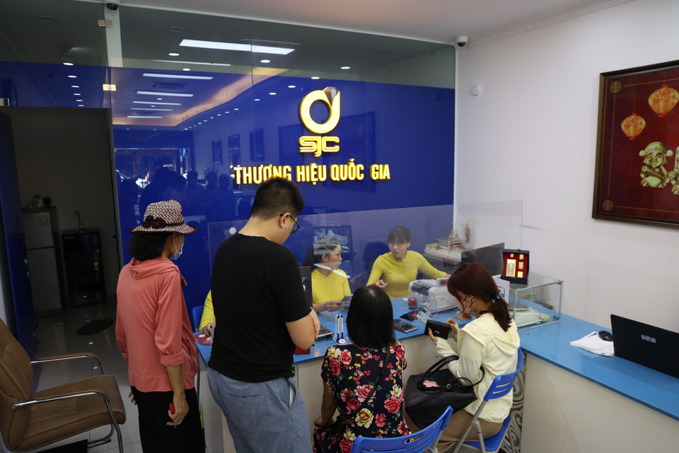 Cũng trong chiều nay, Công ty TNHH MTV Vàng bạc đá quý Sài Gòn - SJC cùng tham gia mua vàng từ Ngân hàng Nhà nước Việt Nam để bán trực tiếp tới người dân. (Ảnh: PV/Vietnam+)