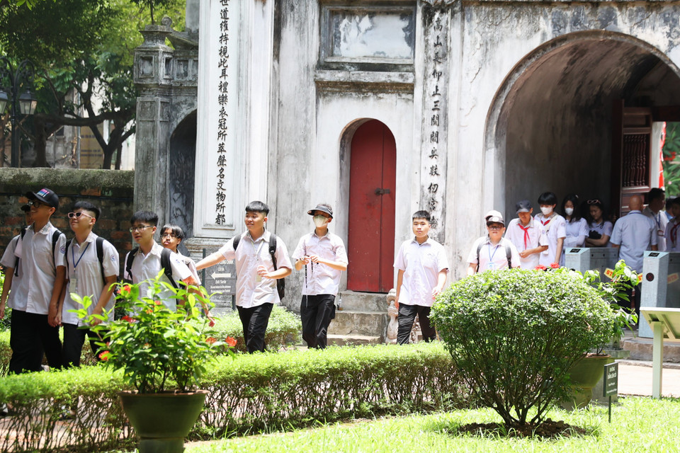 Thời tiết khá nóng bức nhưng nhiều bạn học sinh cũng đã đến từ sớm. (Ảnh: Minh Hiếu/Vietnam+)
