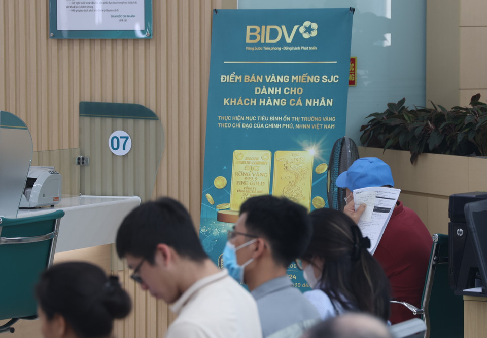 Trước mắt, Vietcombank triển khai tại 6 điểm giao dịch tại địa bàn Thành phố Hà Nội và Thành phố Hồ Chí Minh. VietinBank bán tại hệ thống cửa hàng của Công ty TNHH MTV Vàng bạc Đá quý Ngân hàng Thương mại cổ phần Công Thương Việt Nam (VietinBank Gold &amp; Jewellery) gồm 3 cửa hàng ở Hà Nội và Hồ Chí Minh. Agribank bán tại 4 điểm giao dịch Hà Nội và Hồ Chí Minh. BIDV bán ở 3 địa điểm tại Hà Nội và Hồ Chí Minh. (Ảnh: PV/Vietnam+)
