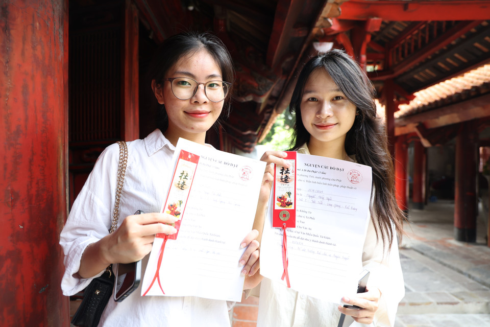 Em Hồng Uyên (Bắc Ninh) cho biết: "Chúng em đến đây như một cách giải tỏa tâm lý lo lắng, tiếp thêm sức mạnh, sự tự tin trước khi bước vào những ngày thi quan trọng." (Ảnh: Minh Hiếu/Vietnam+)