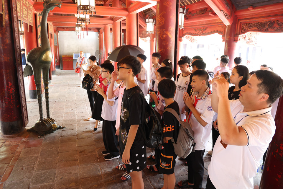 Kỳ thi vào lớp 10 công lập tại Hà Nội diễn ra trong hai ngày 8 và 9/6. Hôm nay (4/6), tại Văn Miếu - Quốc Tử Giám (Hà Nội) rất đông sỷ tử đã đến dâng lễ, thắp hương, cầu may mắn trước kỳ thi.