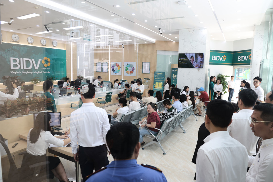 Ghi nhận thời điểm 14 giờ 30 phút, các đơn vị bắt đầu mở cửa bán vàng cho người dân đến mua, rất nhiều người đã đến các điểm bán của các ngân hàng đã được chỉ định. Tại Sở Giao dịch 1 của ngân hàng BIDV trên phố Bà Triệu (quận Hai Bà Trưng, Hà Nội), lượng khách đến mua khá đông đúc. (Ảnh: PV/Vienam+)