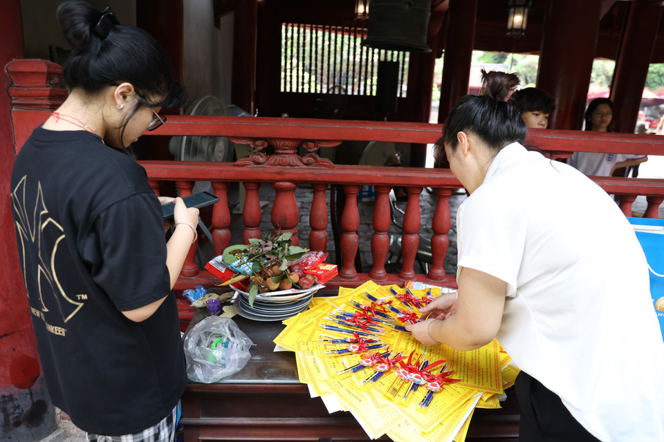 Khu vực sắp đồ lễ, phục vụ các sỹ tử đến để làm lễ vào dâng sớ, hương. (Ảnh: Minh Hiếu/Vietnam+)