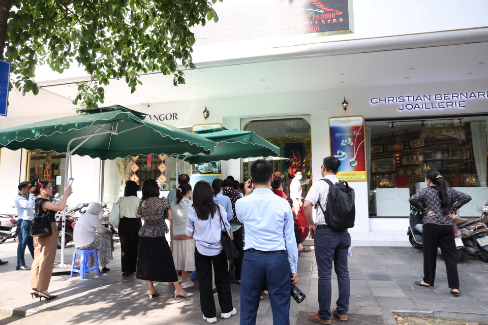 Người dân đội nắng xếp hàng mua vàng tại điểm mua thuộc ngân hàng VietinBank trên phố Huế (quận Hai Bà Trưng, Hà Nội). (Ảnh: PV/Vietnam+)