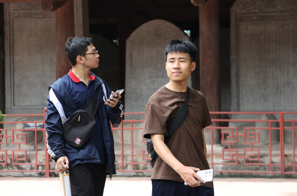 Thí sinh tham dự kỳ thi sẽ làm 3 bài thi độc lập: Toán, Ngữ văn và Ngoại ngữ. Toàn thành phố Hà Nội có 201 điểm thi với hơn 4.300 phòng thi. Kỳ thi năm nay có khoảng gần 135.000 thí sinh dự thi, trong đó 60% học sinh vào công lập, còn lại là học nghề và các trường dân lập. (Ảnh: Minh Hiếu/Vietnam+)