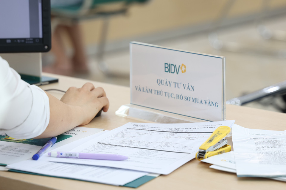 Căn cứ vào giá mua vàng miếng từ Ngân hàng Nhà nước, các ngân hàng thương mại nhà nước và công ty SJC sẽ xác định và công bố giá bán vàng miếng SJC trên website của các ngân hàng thương mại nhà nước và công ty SJC và tại các địa điểm bán vàng nêu trên. (Ảnh: PV/Vietnam+)