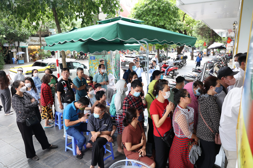 Hàng dài người dân xếp hàng từ sớm để mua vàng. (Ảnh: PV/Vietnam+)