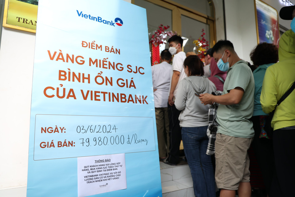 Tại thời điểm 2 giờ 45 phút chiều 3/6, giá vàng SJC bán ra của ngân hàng VietinBank là 79,98 triệu đồng/lượng. (Ảnh: PV/Vietnam+)