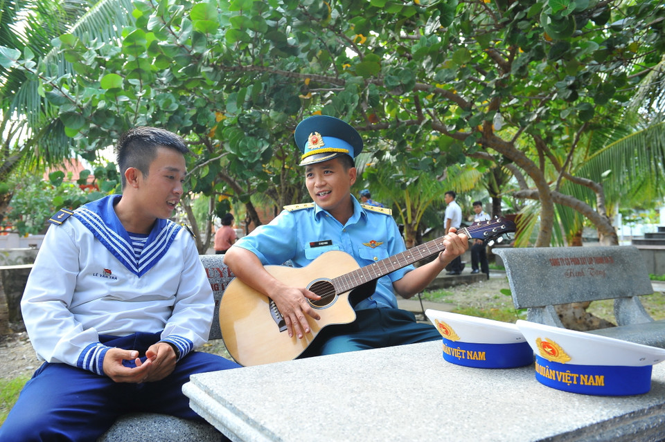 Lời ca, tiếng đàn của các chiến sỹ ca ngợi quê hương, đất nước chào đón một mùa Xuân mới. (Ảnh: Minh Đức/TTXVN)