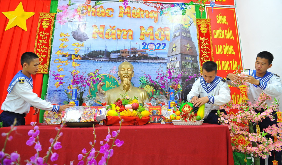 Các chiến sỹ trang trí chuẩn bị mâm cỗ cổ truyền đón Xuân Nhâm Dần. (Ảnh: Minh Đức/TTXVN)