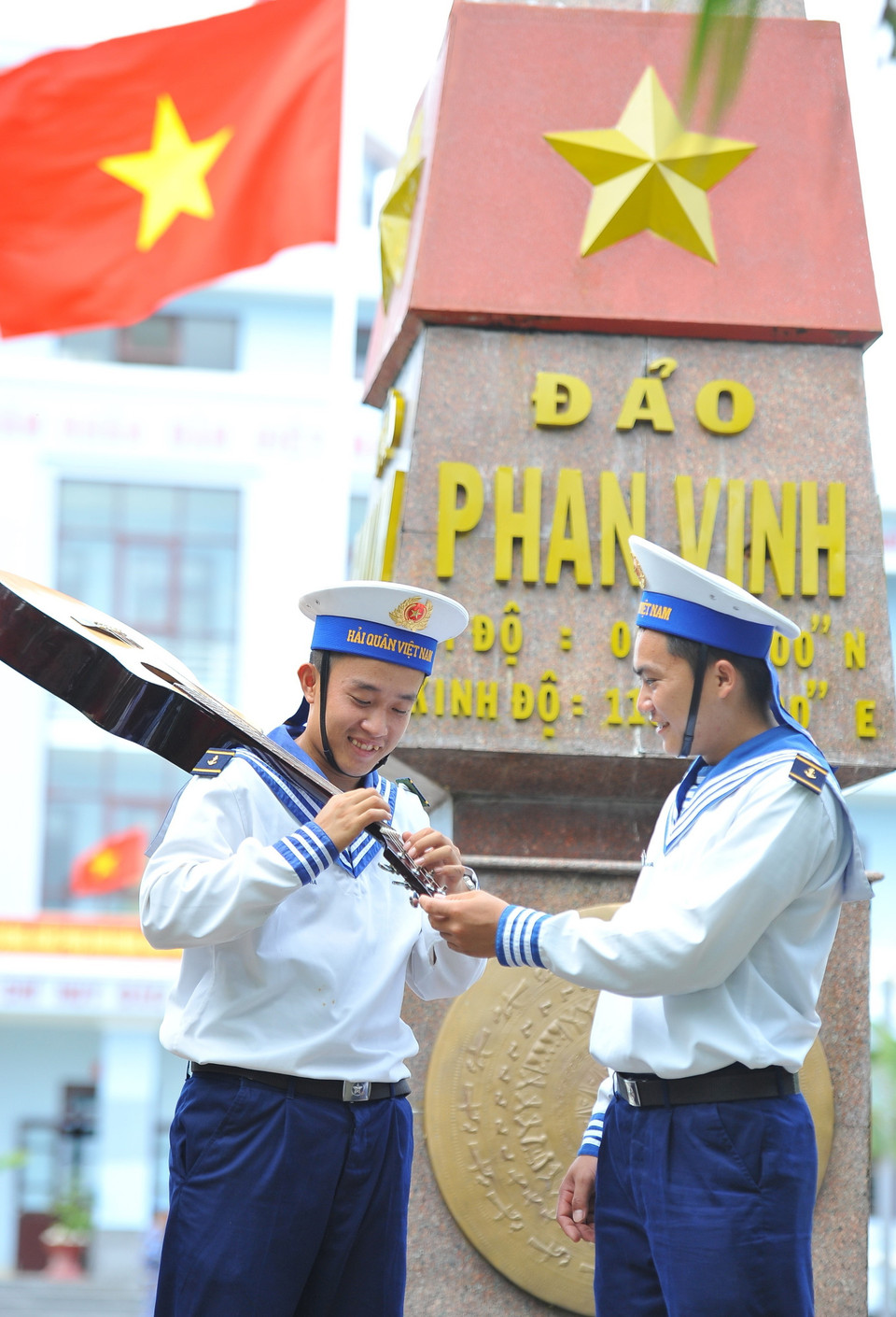 Niềm vui chiến sỹ bên cột mốc chủ quyền. (Ảnh: Minh Đức/TTXVN)