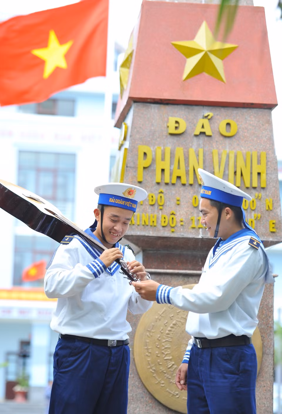 Niềm vui chiến sỹ bên cột mốc chủ quyền. (Ảnh: Minh Đức/TTXVN)
