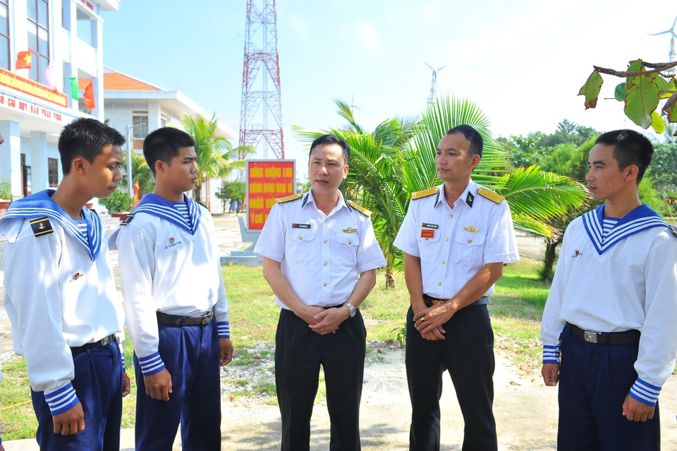 Thượng tá Tiên Quang Sự, Chủ nhiệm chính trị, trưởng đoàn công tác thăm hỏi, động viên cán bộ, chiến sỹ trên đảo Phan Vinh. (Ảnh: Minh Đức - TTXVN)