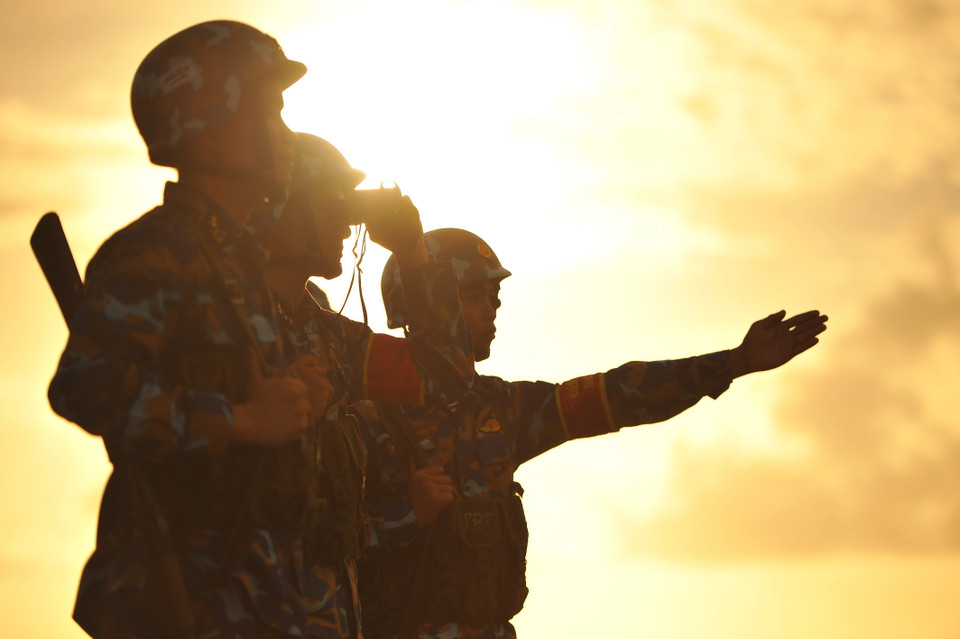 Các chiến sỹ đảo Phan Vinh tuần tra canh gác giữ vững chủ quyền, vùng biển vùng trời của Tổ quốc. (Ảnh: Minh Đức/TTXVN)