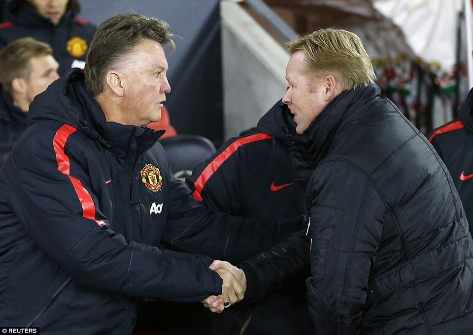 Cái bắt tay của Louis van Gaal và Ronald Koeman.