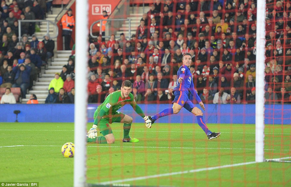 Phút 12, Robin van Persie mở tỷ số cho M.U