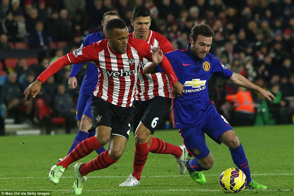 Quỷ đỏ dâng cao ngay từ đầu.