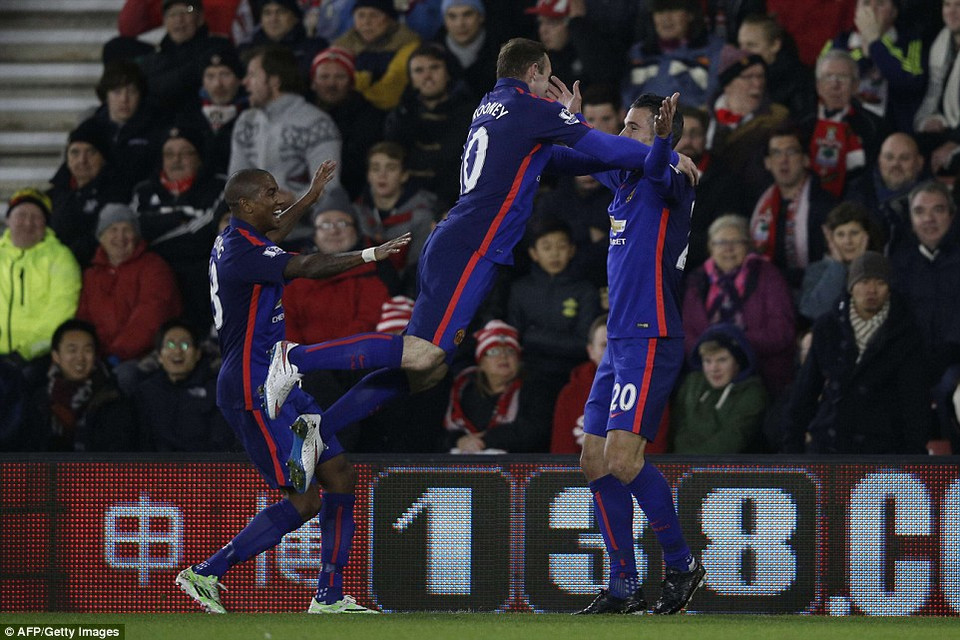 Rooney chia vui cùng chân sút người Hà Lan