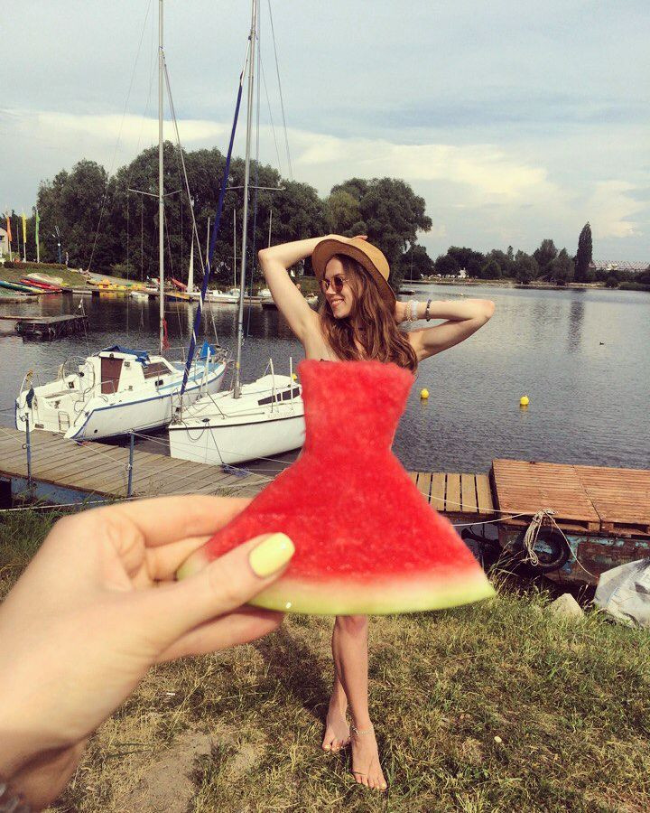 Một chiếc váy đỏ rực rỡ là nét chấm phá hoàn hảo cho khungcảnh sang trọng phía sau. (Nguồn: today.com)