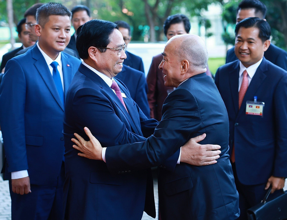 Thủ tướng Phạm Minh Chính tiếp kiến Quốc vương Campuchia Norodom Sihamoni. (Ảnh: Dương Giang/TTXVN)
