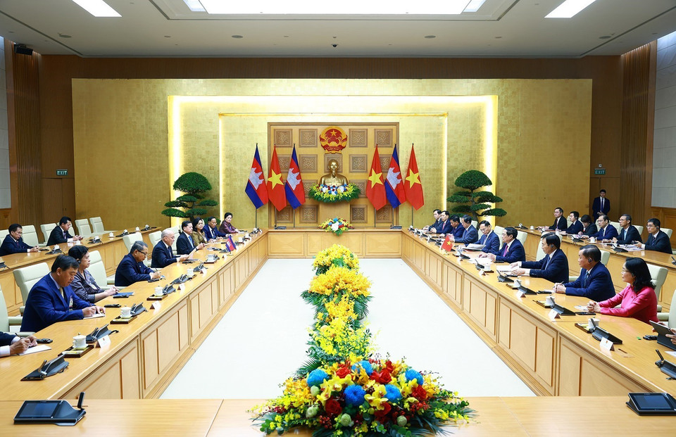 Thủ tướng Phạm Minh Chính tiếp kiến Quốc vương Campuchia Norodom Sihamoni. (Ảnh: Dương Giang/TTXVN)