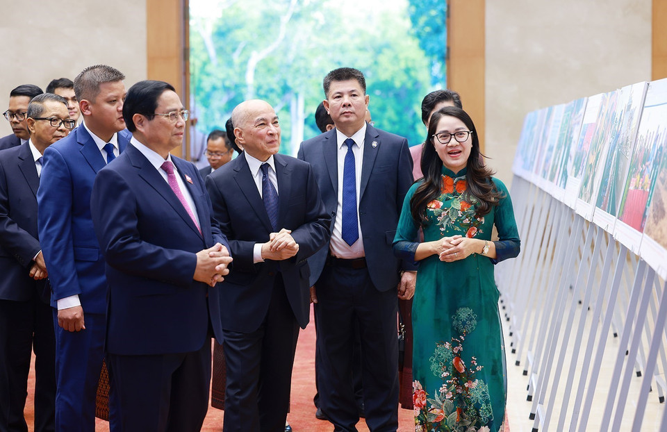 Thủ tướng Phạm Minh Chính và Quốc vương Norodom Sihamoni tham quan trưng bày ảnh về quan hệ Việt Nam-Campuchia, do Thông tấn xã Việt Nam thực hiện. (Ảnh: Dương Giang/TTXVN)
