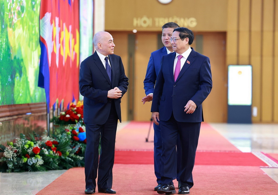 Thủ tướng Phạm Minh Chính tiếp kiến Quốc vương Campuchia Norodom Sihamoni. (Ảnh: Dương Giang/TTXVN)